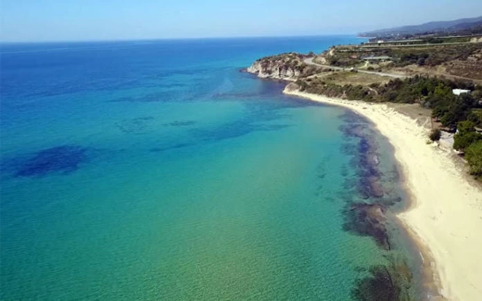 Ταξίδι στην ελληνική «σαχάρα» – Γνωρίστε τη παραλία με τους χρυσαφένιους αμμόλοφους (βίντεο)